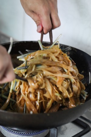 Beef Chow Fun (Fried Ho Fun Noodles) | China Yummy Food