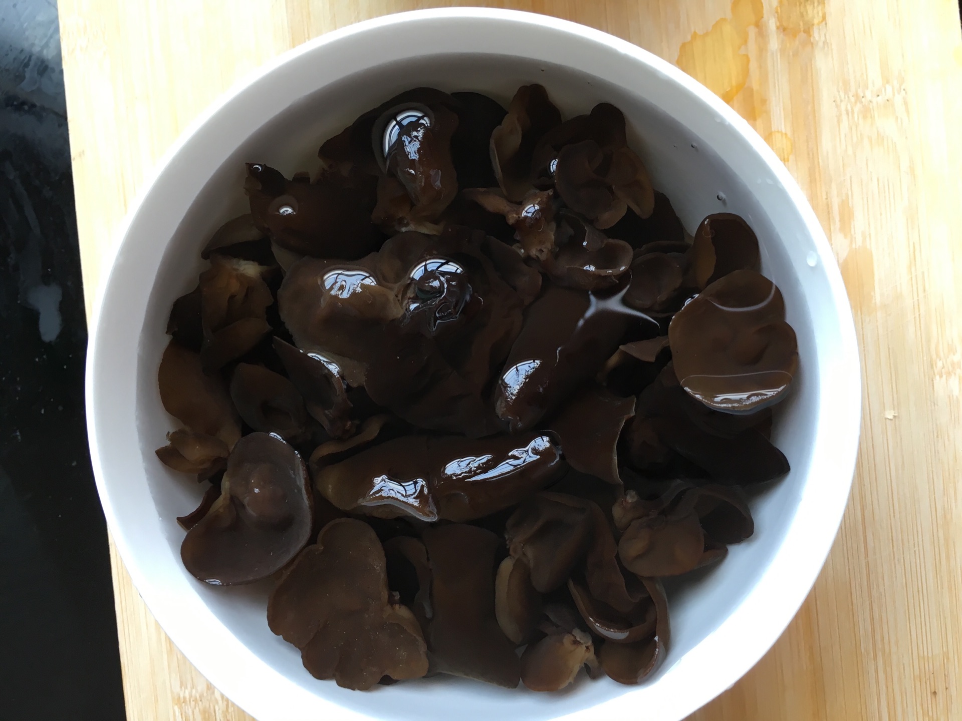 2. Heat a wok with water and cook until boiling. Add the fungus to the